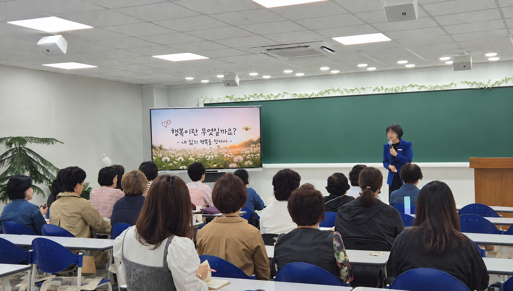 책과 노트가 놓인 테이블