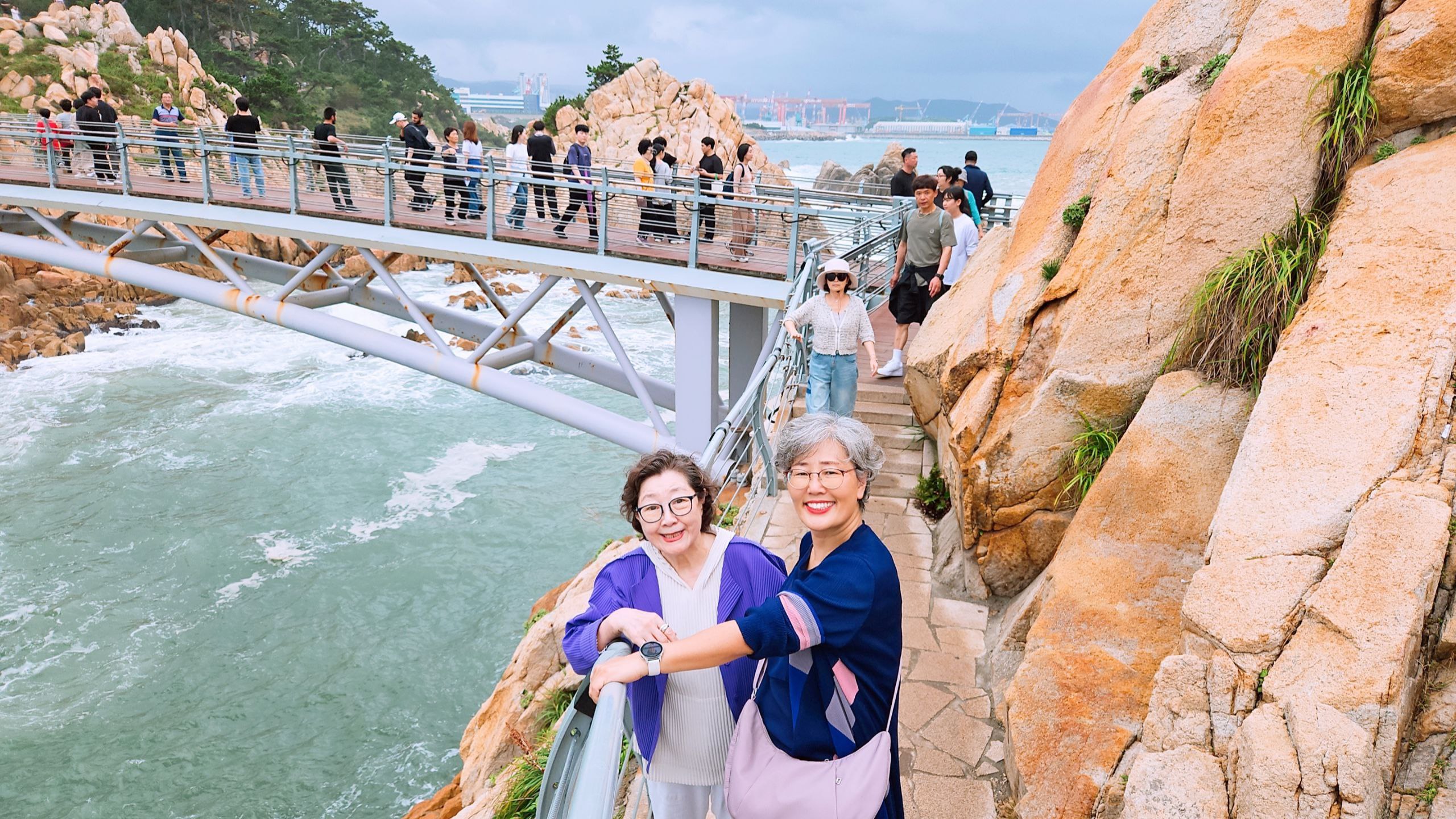 숲길을 걷는 사람들
